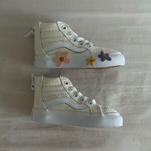 Size 4c vans, too small on my daughter now! She wore them twice